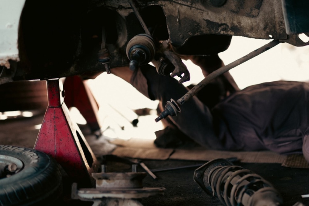 Chasis de un carro en reparación en el taller de Gil Muffler