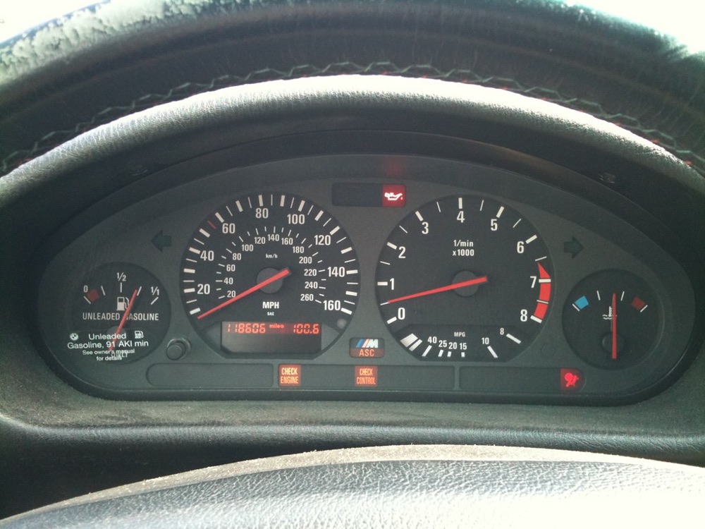 Tablero de un carro mostrando la luz de check engine encendida