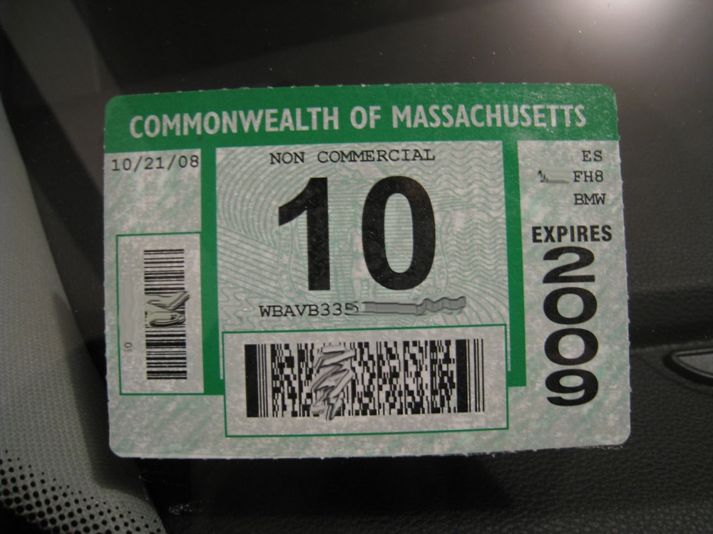 Calcomanía de inspección estatal de Massachusetts en el parabrisas de un carro